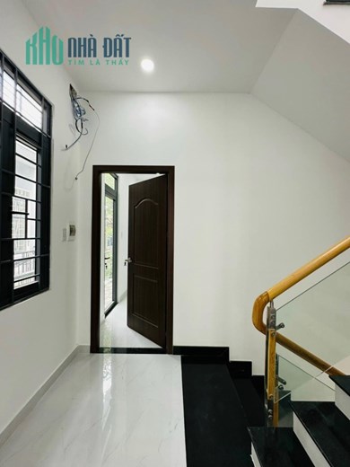 Đường Dương Quảng Hàm, P5, Gò Vấp. Ngay sau lưng Siêu Thị Emart.