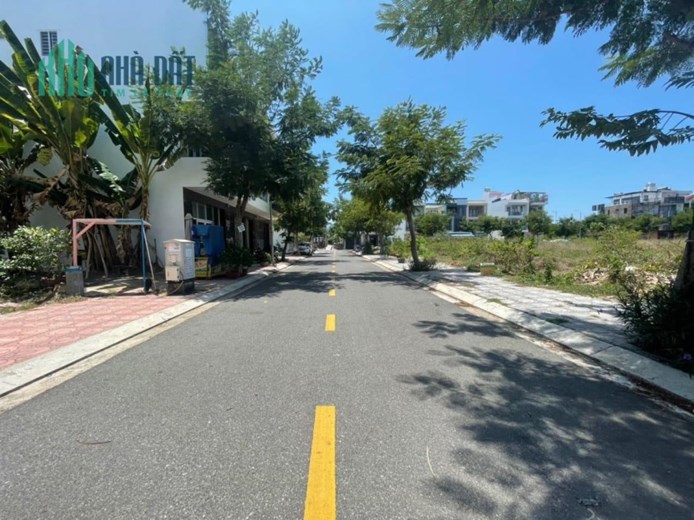 Nhà KDT Hà Quang 1 xây dạng căn hộ cho thuê. 6 phòng ngủ 
7 wc  riêng. cách Biển Nha Trang chỉ 2km