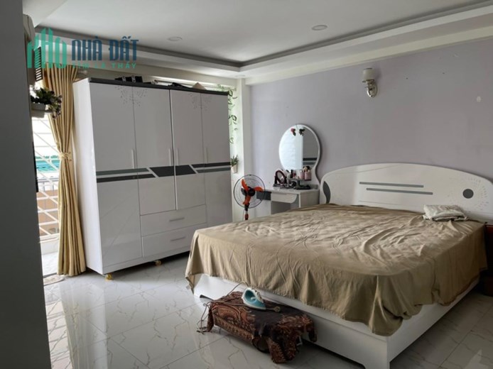 Nhà KDT Hà Quang 1 xây dạng căn hộ cho thuê. 6 phòng ngủ 
7 wc  riêng. cách Biển Nha Trang chỉ 2km