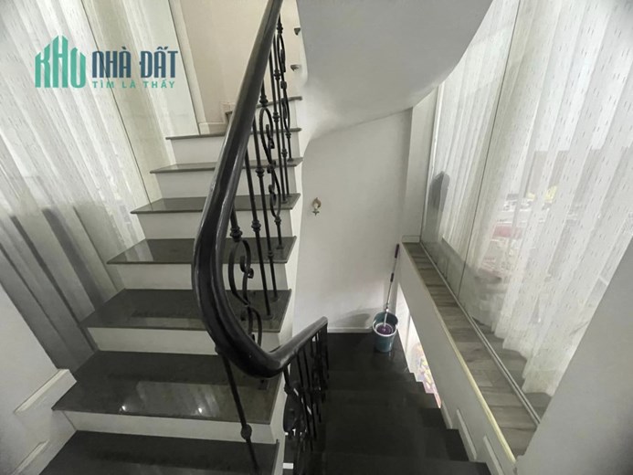 Bán nhà ngõ Uỷ ban Ngọc Thuỵ, 10m oto, 34m x 4T, ở luôn giá 3 tỷ 3 LH: 0936123469