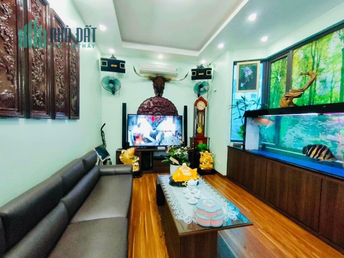 Phố Hoàng Hoa Thám - cách 1 nhà ra mặt phố - 45m2 5 tầng mt10m cắt lỗ 5 tỷ còn 9.8 tỷ