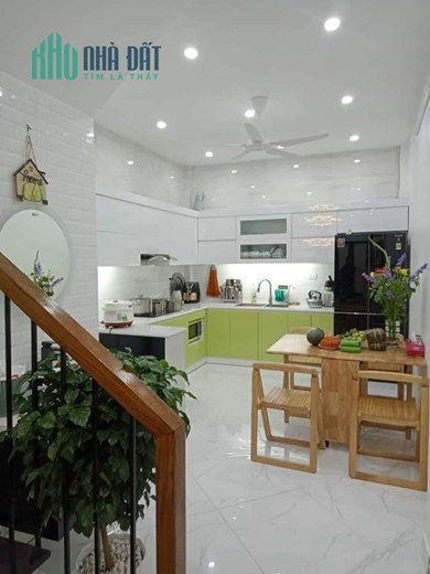 Bán nhà ngõ thông Hoàng Cầu 45m2 giá 4,7 tỷ gần hồ rất đẹp