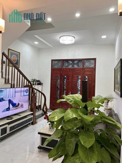 Bán nhà Khương Đình hơn 5 tỷ 43m2, 5T cách phố vài bước, sân để xe rộng