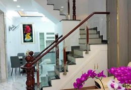 OTO đỗ cửa nhà 3 tầng nhà mới - ngay chợ Phú Xuân - TT Nhà Bè cách Phú Mỹ Hưng Quận 7 5 phút .