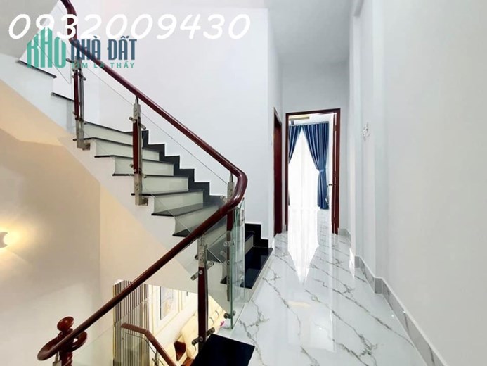 OTO đỗ cửa nhà 3 tầng nhà mới - ngay chợ Phú Xuân - TT Nhà Bè cách Phú Mỹ Hưng Quận 7 5 phút .