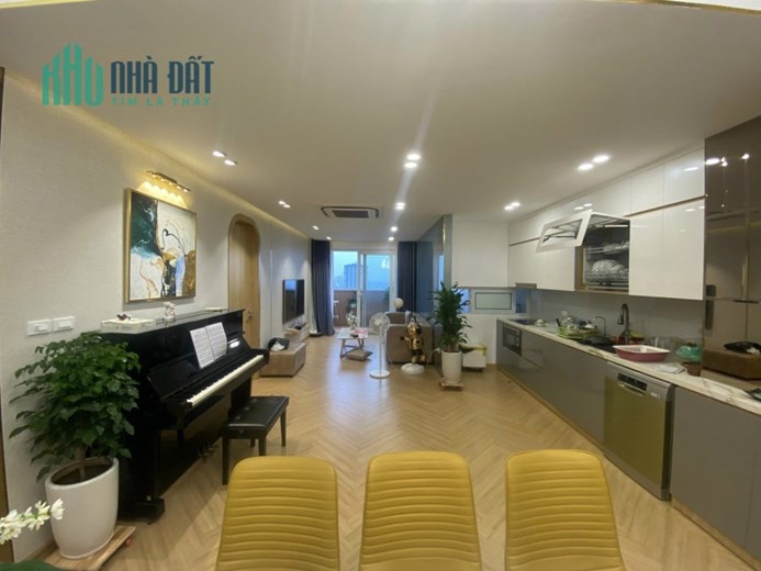 Penhouse đường Nguyễn Trãi, 235m2, chủ nhà để không ở, đủ đồ xịn, 9.4 tỷ