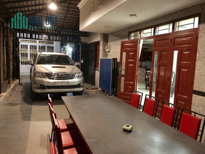 Cần bán nhà biệt thự phố 1 trệt 1 lầu mái ngói, DTSD: hơn 250m2,Nhà 2 Mặt tiền Hẻm ÔTÔ