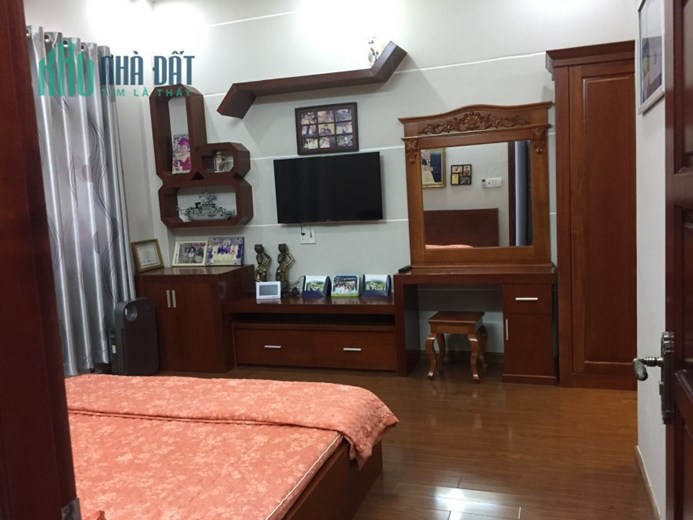 Cần bán nhà biệt thự phố 1 trệt 1 lầu mái ngói, DTSD: hơn 250m2,Nhà 2 Mặt tiền Hẻm ÔTÔ