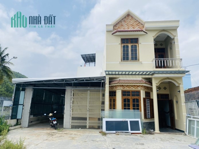 Cho thuê nhà nguyên căn siêu rộng tại Vĩnh Thái 300 m2  có sân rộng có thể làm kho xưởng
