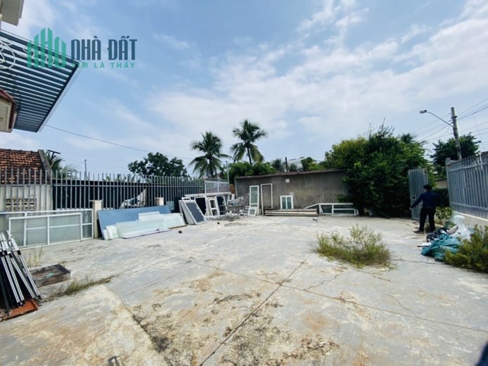 Cho thuê nhà nguyên căn siêu rộng tại Vĩnh Thái 300 m2  có sân rộng có thể làm kho xưởng