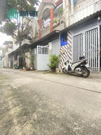 Giảm 400 triệu. Bình Tân. HXH. 1 căn ra mặt tiền. 61m2. Ngang 5m. 4 Tỷ.