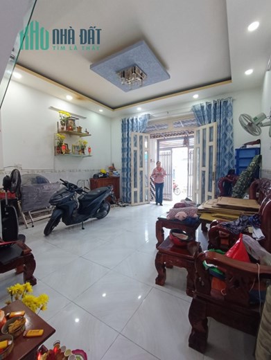 Giảm 400 triệu. Bình Tân. HXH. 1 căn ra mặt tiền. 61m2. Ngang 5m. 4 Tỷ.