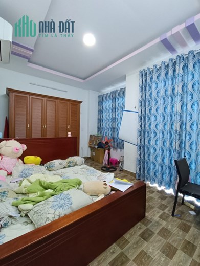 Giảm 400 triệu. Bình Tân. HXH. 1 căn ra mặt tiền. 61m2. Ngang 5m. 4 Tỷ.