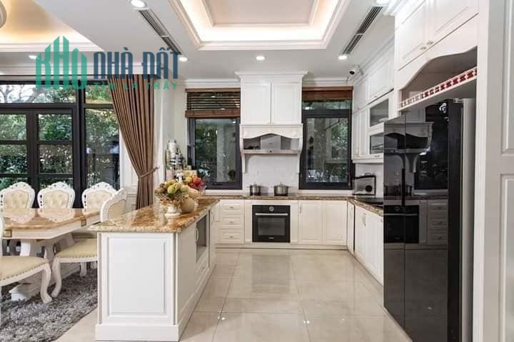 Bán Nhà Mặt Phố Trúc Bạch, Hồ Tây, Mặt Tiền Vô Đối 11m, DT 180m2 Giá Chỉ 40 Tỷ