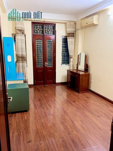 BÁN NHÀ PHỐ KIM GIANG DT:35M2 5 TẦNG MT:3.5M 3 PHÒNG NGỦ NGÕ BA GÁC CHỈ 30M RA Ô TÔ GIÁ: 3.15 TỶ .
