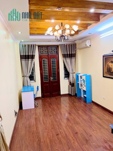 BÁN NHÀ PHỐ KIM GIANG DT:35M2 5 TẦNG MT:3.5M 3 PHÒNG NGỦ NGÕ BA GÁC CHỈ 30M RA Ô TÔ GIÁ: 3.15 TỶ .