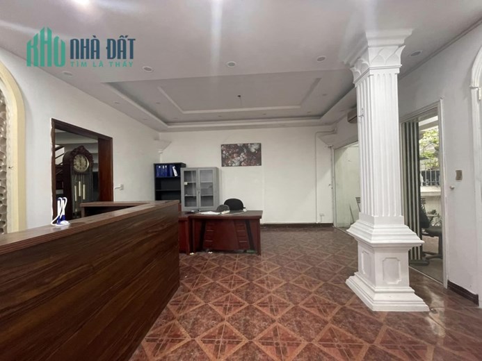 [GẤP] Biệt thư sân vườn 185m2, 4T Cầu Giấy, Ô tô, gần mặt phố, khu dân trí cao, 30 tỷ