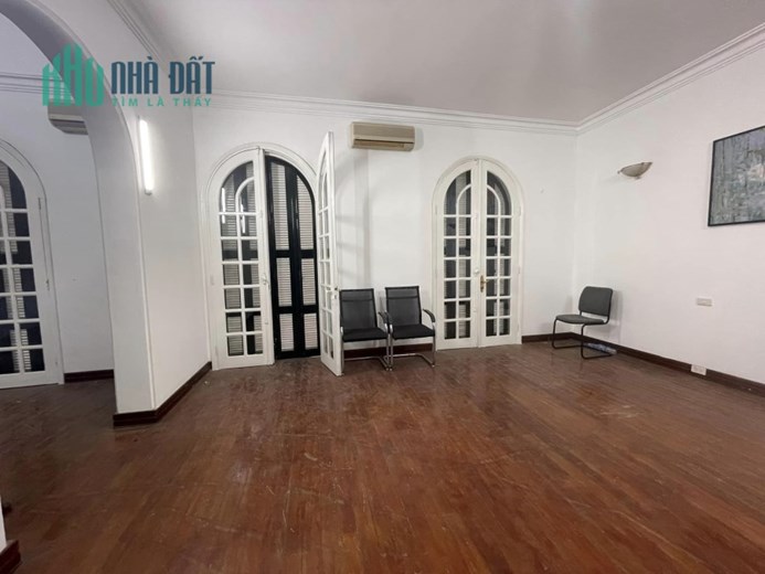 [GẤP] Biệt thư sân vườn 185m2, 4T Cầu Giấy, Ô tô, gần mặt phố, khu dân trí cao, 30 tỷ