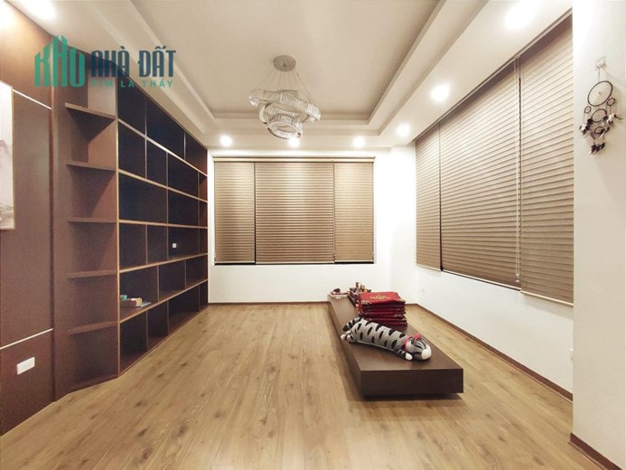 Bán căn nhà 95m2 phố Nghi Tàm, Tây Hồ Biệt thự nghỉ dưỡng 6 ngủ Ô tô dừng đỗ 20m 10.5 Tỷ