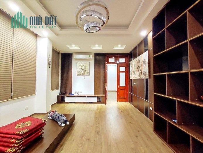 Bán căn nhà 95m2 phố Nghi Tàm, Tây Hồ Biệt thự nghỉ dưỡng 6 ngủ Ô tô dừng đỗ 20m 10.5 Tỷ