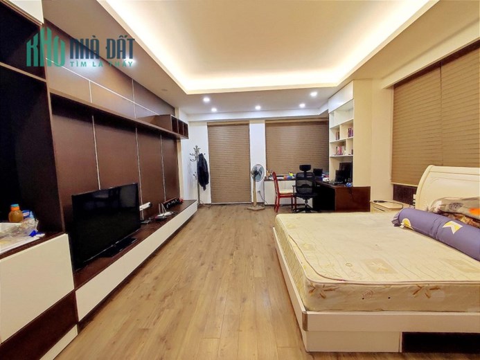 Bán căn nhà 98m2 phố Nghi Tàm, Tây Hồ Biệt thự Pháp 6 phòng Ô tô dừng đỗ 20m 10.5 Tỷ