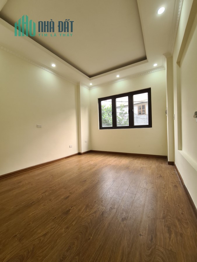 BÁN NHÀ  NGUYỄN VĂN LINH THẠCH BÀN 36 M 5 TẦNG  giá 4 TỶ1  Ô TÔ  TRÁNH VÀO NHÀ, CẠNH GARDEN CITY.