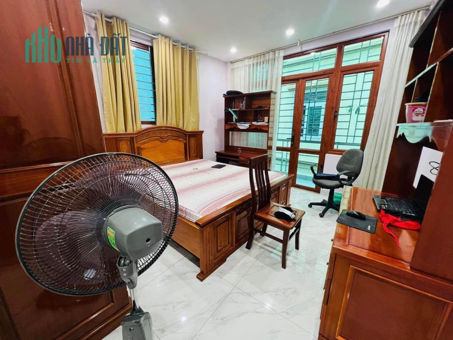 Bán nhà Cầu Giấy 55m2-Hơn 5 tỷ-Ngõ Thông-Kinh Doanh-Ô Tô 4 Chỗ Đỗ Cửa-Ô Tô Tránh 20M