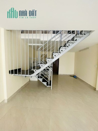 GIÁ MỚI CHỈ CÒN 7.5 TỶ - NHÀ NGAY ĐH HUTECH - 56M2 - 3 MẶT TIỀN - HẺM 6M