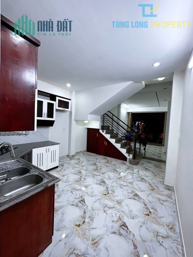 Bán căn nhà 4 tầng mặt tiền đường Huỳnh Thúc Kháng, Q. Hải Châu