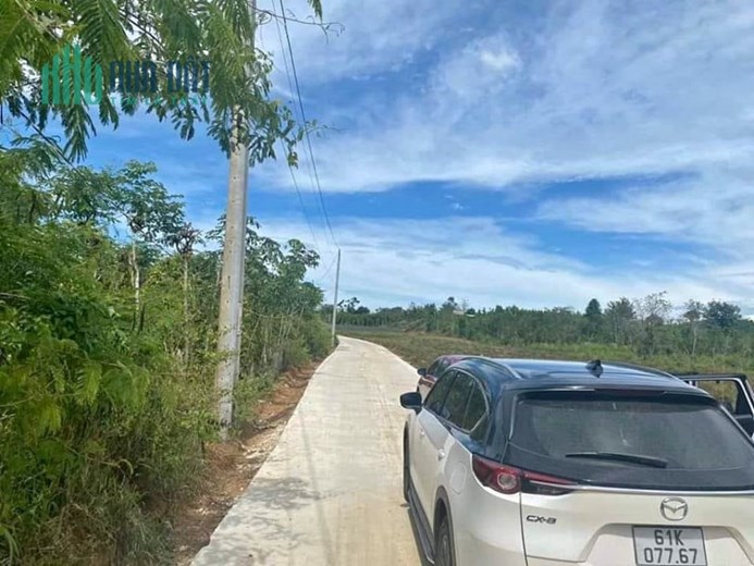 ĐÁO HẠN NGÂN HÀNG tôi bán lô đất Thổ Cư ngay QL13, sát chợ. DT 1010m2. Giá 280TR/nền