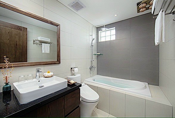 Khách sạn 3* mặt phố Dịch Vọng Cầu Giấy 10 tầng 300m2 mt9m chỉ 125 tỷ