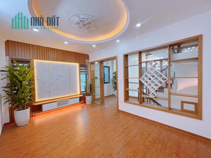 Bán nhà Khương Đình hơn 6 tỷ 42m2, 5T lô góc SH quay đầu, cách phố 30m