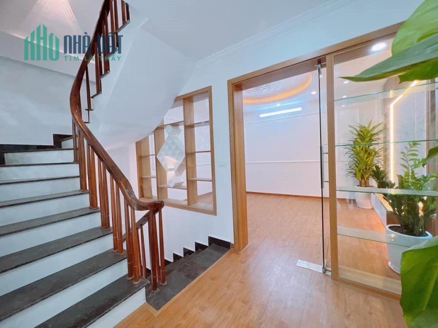 Bán nhà Khương Đình hơn 6 tỷ 42m2, 5T lô góc SH quay đầu, cách phố 30m