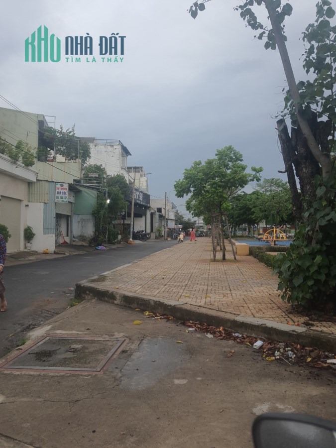 Nhà mặt tiền đường 882 phú hữu diện tích 80m cấp 4 vị trí đẹp tiện kinh doanh