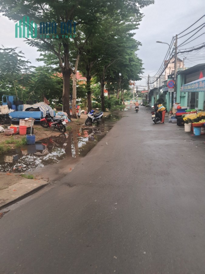 Nhà mặt tiền đường 882 phú hữu diện tích 80m cấp 4 vị trí đẹp tiện kinh doanh