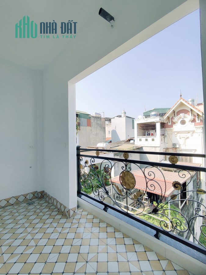 Bán ngôi nhà 97m2 phố Nghi Tàm, Tây Hồ Gara 2 Ô tô tránh Vỉa hè Kinh doanh đa dạng 9.8 Tỷ