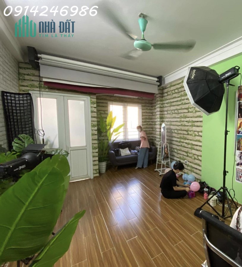 Cần bán nhà mặt phố Trương Định, HN. Diện tích 48m2, 5 tầng, mỗi tầng 2 vệ sinh. Xe 3 gác tận cửa.