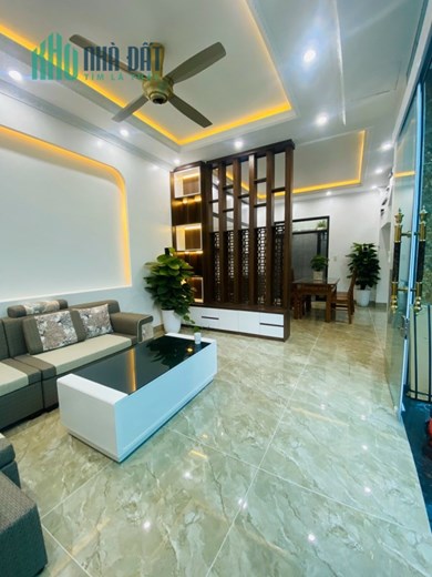 Bán nhà phố Chợ Hàng Cũ, diện tích 56m 4 tầng mới tinh, sân cổng riêng, GIÁ 3.65 tỉ