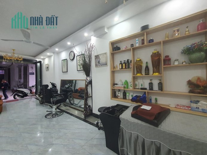 Bán căn nhà 68m2 phố Nghi Tàm, Tây Hồ 6 phòng ngủ Thang máy XỊN Ô tô đỗ cổng 6.2 Tỷ