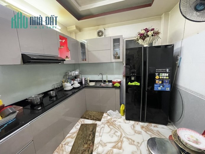 MẶT TIỀN HẺM ÔTÔ THÔNG 4 TẦNG ĐÚC BTCT ĐẸP LUNG LINH KHU PHÂN LÔ SÁT QUẬN 5 CHỈ 5.2 TỶ