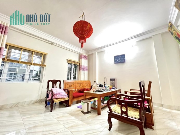 CHẤT. Nhà tự xây mới, lô góc, trước nhà rộng, sổ vuông Phố Đại La, Hai Bà Trưng. Diên tích 32m* 5T*