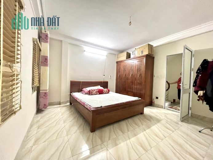 CHẤT. Nhà tự xây mới, lô góc, trước nhà rộng, sổ vuông Phố Đại La, Hai Bà Trưng. Diên tích 32m* 5T*