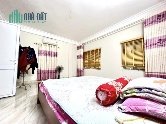 CHẤT. Nhà tự xây mới, lô góc, trước nhà rộng, sổ vuông Phố Đại La, Hai Bà Trưng. Diên tích 32m* 5T*