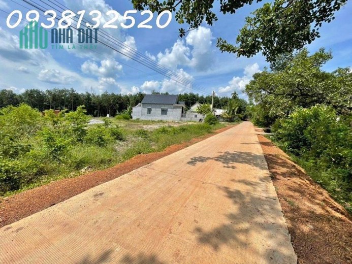 BÁN LỖ 50%  mảnh đất ngay trung tâm chợ, sát đường quốc lộ. DT 243M2 giá 260TR