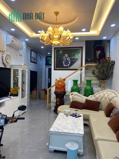 Chỉ 7.8 tỷ, bán gấp nhà 2 MTNB Hồng Lạc, P.11, Q.Tân Bình
