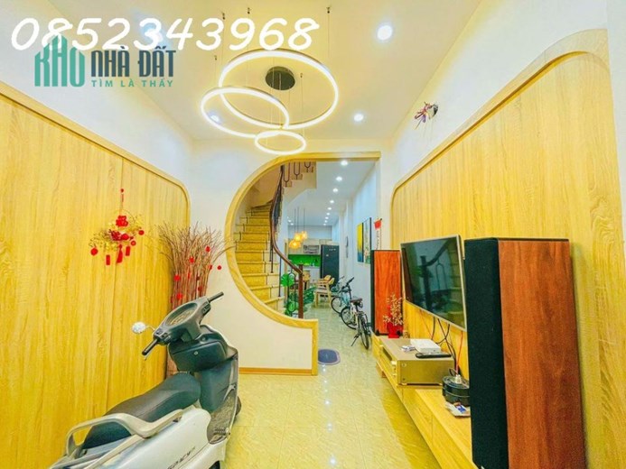 Bán nhà phố Hoàng Quốc Việt, Cầu Giấy, 46m2, 5 tầng, phân lô, tặng nội thất, giá 8.35 tỷ.