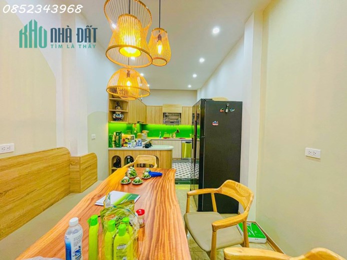 Bán nhà phố Hoàng Quốc Việt, Cầu Giấy, 46m2, 5 tầng, phân lô, tặng nội thất, giá 8.35 tỷ.