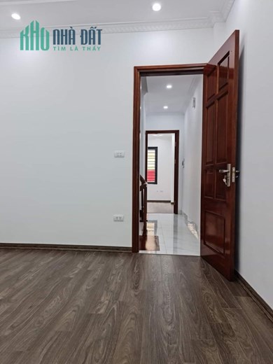 Bán nhà ngõ 216 Đê La Thành, ngõ rộng nông, gần phố, 6 phòng ngủ, 36m2, 5t, mt 3,4m