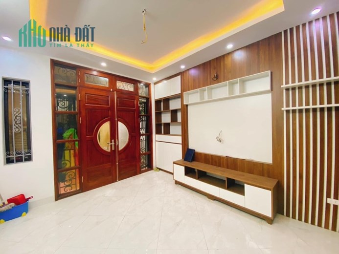 Bán nhà Văn Cao,gần mặt phố,ngõ thông,5phut ra Hồ Tây,39m2,5T,mt:4,8m