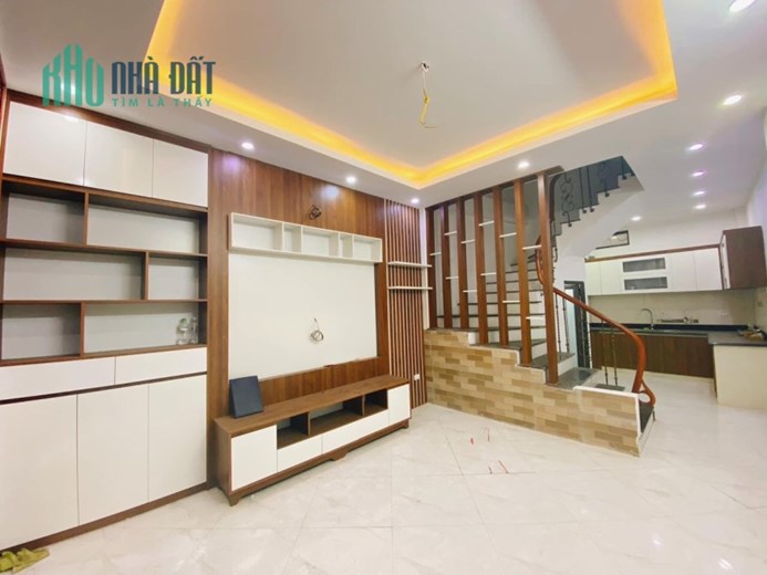 Bán nhà Văn Cao,gần mặt phố,ngõ thông,5phut ra Hồ Tây,39m2,5T,mt:4,8m